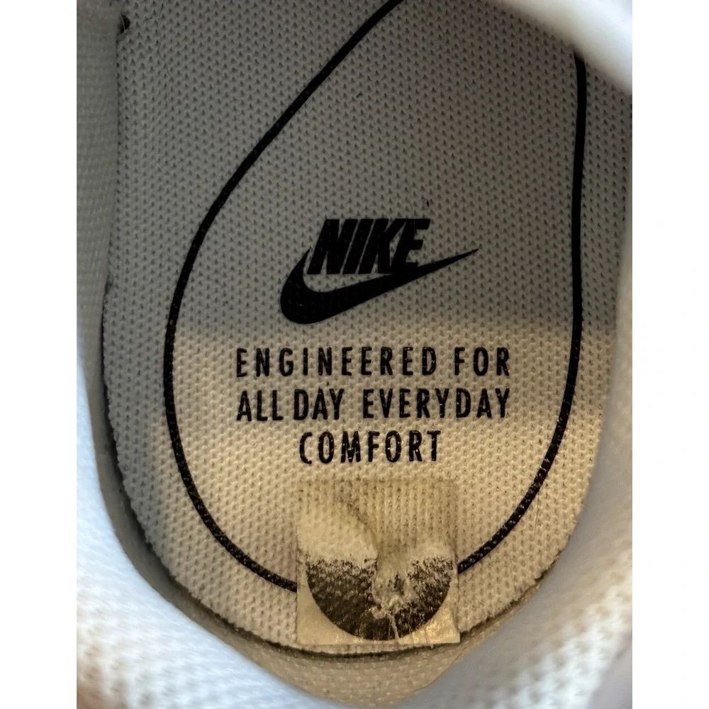 Nike size 9 White Mens CJ 1679-101 Excellent  Condition Court Vantage Pickleball